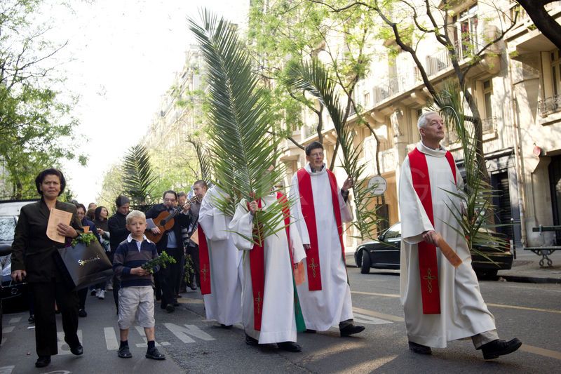 http://hrvatski-fokus.hr/wp-content/uploads/2016/04/1303049704-catholic-procession-for-palm-sunday-in-paris_661042.jpg