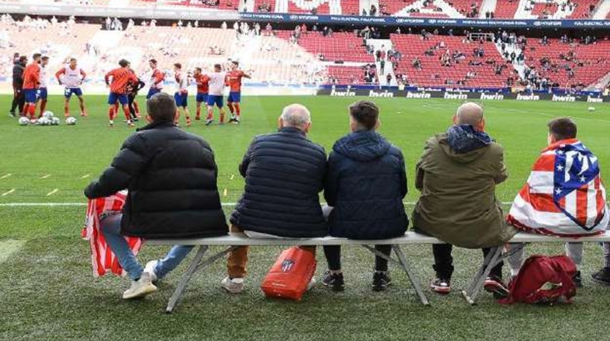 team-warm-up-atletico-de-madrid-experience-field